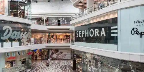 Centro comercial y establecimientos de servicios